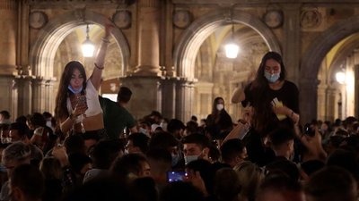 Купання у фонтанах і танці без масок. Як в Іспанії відзначали скасування режиму НС Купання у фонтанах і танці без масок. Як в Іспанії відзначали скасування режиму НС