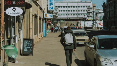 "Де Господь провів своїм жовтим нігтем по густому ландшафту": сім міст Сергія Жадана "Де Господь провів своїм жовтим нігтем по густому ландшафту": сім міст Сергія Жадана