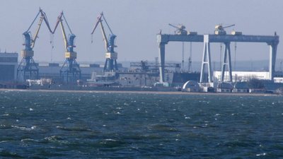 будівництво десантного корабля РФ на заводі в Керчі