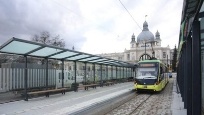 До львівського вокзалу почали їздити трамваї та автобуси