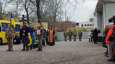 У Черкасах попрощались із військовим, який загинув під Яготином У Черкасах попрощались із військовим, який загинув під Яготином