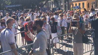 “Вишиванковий ланцюг” в Одесі провели у “віртуальному” форматі: з дистанцією та без рекордів “Вишиванковий ланцюг” в Одесі провели у “віртуальному” форматі: з дистанцією та без рекордів