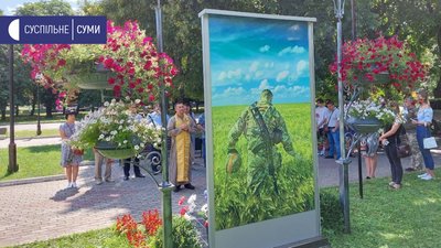 На Сумщині дітям воїнів, що загинули на сході, вручали кулони "Батьківське серце" На Сумщині дітям воїнів, що загинули на сході, вручали кулони "Батьківське серце"