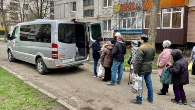 “Ми бачимо постійні обстріли”. На Луганщині група волонтерів розвозить гуманітарну допомогу та евакуює людей “Ми бачимо постійні обстріли”. На Луганщині група волонтерів розвозить гуманітарну допомогу та евакуює людей