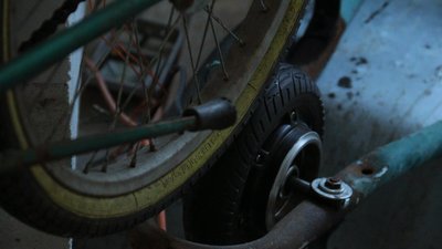 Поки в Чернігові немає світла, містянин добуває електрику, крутячи педалі