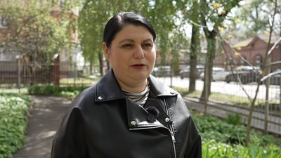 Заступниця начальника відділу квартирного обліку Чернігівської міськради Тетяна Булах розказує, де житимуть мешканці 2-поверхового будинку, пошкодженого ракетним ударом у Чернігові Заступниця начальника відділу квартирного обліку Чернігівської міськради Тетяна Булах розказує, де житимуть мешканці 2-поверхового будинку, пошкодженого ракетним ударом у Чернігові