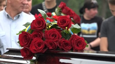 У Житомирі попрощалися з десантниками, які загинули у боях на Херсонщині У Житомирі попрощалися з десантниками, які загинули у боях на Херсонщині