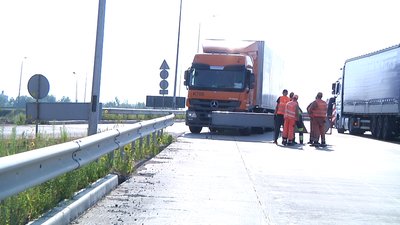 Ремонтують аварійні ділянки об'їзної Житомира Ремонтують аварійні ділянки об'їзної Житомира