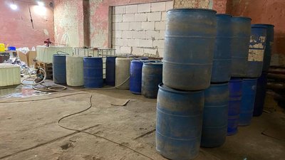 У Чернігові виявили підпільний цех, де виробляли тонни алкогольного сурогату У Чернігові виявили підпільний цех, де виробляли тонни алкогольного сурогату