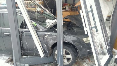 У Житомирі водій Audi A6 не впорався з керуванням і в'їхав у приміщення кав'ярні У Житомирі водій Audi A6 не впорався з керуванням і в'їхав у приміщення кав'ярні
