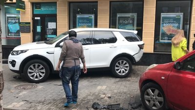 В центрі Одеси сталася ДТП за участю 4 автівок, одну людину госпіталізували В центрі Одеси сталася ДТП за участю 4 автівок, одну людину госпіталізували