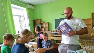 Волонтери з Одещини привезли в Миколаїв гуманітарну допомогу переселенцям