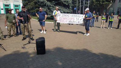 Учасники акції протестували проти можливого призначення міського голови Слов'янська Вадима Ляха головою Слов'янської міської ВЦА. Також вимагали ефективної боротьби з корупцією на Донеччині Учасники акції протестували проти можливого призначення міського голови Слов'янська Вадима Ляха головою Слов'янської міської ВЦА. Також вимагали ефективної боротьби з корупцією на Донеччині