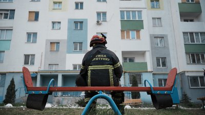 Рятувальник біля багатоповерхівки у Київському районі Харкова, в яку влучив дрон РФ
