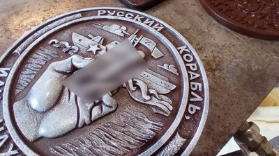 На Житомирщині переселенець із Бучанського району створює сувенірні тарілки на патріотичну тематику На Житомирщині переселенець із Бучанського району створює сувенірні тарілки на патріотичну тематику
