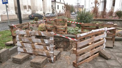 "Причина невідома": у старій частині Луцька утворилося повторне провалля "Причина невідома": у старій частині Луцька утворилося повторне провалля