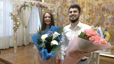 Шлюб під час війни: у Миколаєві урочисто побралися дві пари молодят Шлюб під час війни: у Миколаєві урочисто побралися дві пари молодят