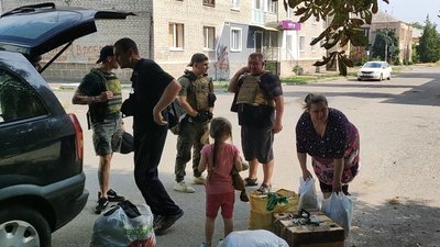 Евакуація під обстрілами: волонтери вивозять людей з Донеччини