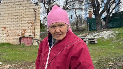 Жителька Багородичного біля свого зруйнованого будинку