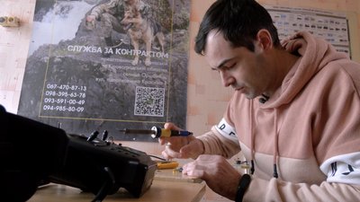 Волонтер зі Сміли Олег Таібов виготовляє дрони для військових Волонтер зі Сміли Олег Таібов виготовляє дрони для військових