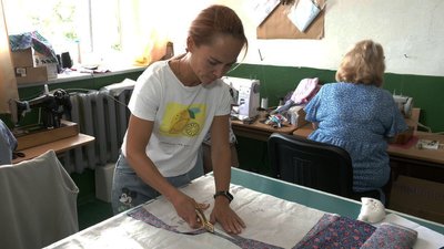 У ліцеї в Чернівцях шиють адаптивний одяг для поранених військових: який вигляд він має