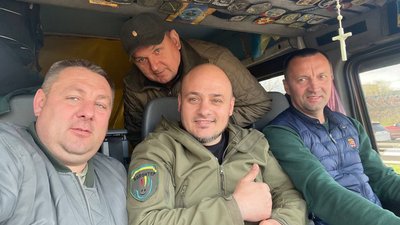 Волонтери Тернопільщини та Львівщини перед Великоднем передали допомогу військовим на схід України