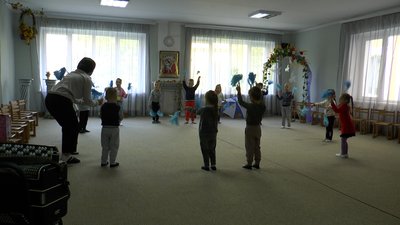У Франківську батьки дошкільнят добу стояли у черзі до ЦНАПу, щоб записати дітей у садок У Франківську батьки дошкільнят добу стояли у черзі до ЦНАПу, щоб записати дітей у садок
