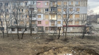 Тиждень після обстрілу. Як живуть херсонці, у подвір’я яких влучила російська ракета