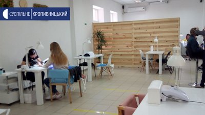 Салони краси та перукарні відрились у Кропивницькому після послаблення карантину Салони краси та перукарні відрились у Кропивницькому після послаблення карантину
