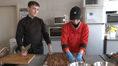Секретний інгредієнт — любов: у Черкасах студенти виготовляють солодощі для захисників