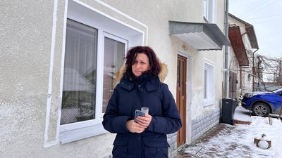 Мати Віталія Скакуна біля їхнього будинку Мати Віталія Скакуна біля їхнього будинку