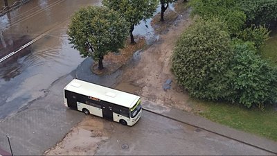 Підтоплені вулиці та дві пожежі — наслідки негоди на Волині Підтоплені вулиці та дві пожежі — наслідки негоди на Волині