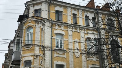 "Підставляю відра": у багатоповерхівці у Полтаві після ремонту даху вода продовжує текти в оселі "Підставляю відра": у багатоповерхівці у Полтаві після ремонту даху вода продовжує текти в оселі