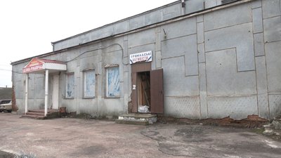 Купи одягу знайшли у приміщенні колишнього кінотеатру «Перемога».