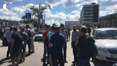Машиністи метро у Харкові зібрались на платформі — вимагають погасити зарплатний борг Машиністи метро у Харкові зібрались на платформі — вимагають погасити зарплатний борг