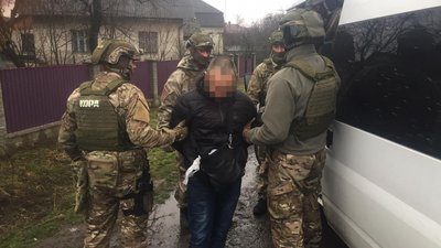 На Львівщині затримали наркоторгівця із тисячею таблеток і коноплею