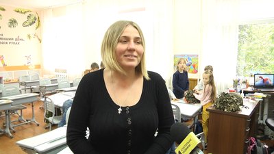 У Житомирі волонтерка вчить школярів плести маскувальні сітки на захисні шоломи військових У Житомирі волонтерка вчить школярів плести маскувальні сітки на захисні шоломи військових