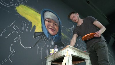 "Сміливий народ сміливої країни": у Рівному створюють новий патріотичний мурал