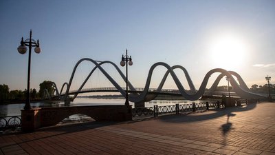 Пішохідний міст-хвиля на Оболоні