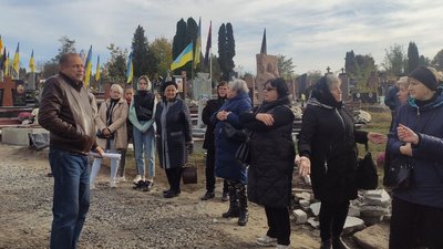 Родичі загиблих військових біля "Пантеону героїв" Родичі загиблих військових біля "Пантеону героїв"
