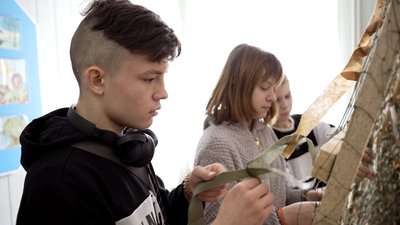 “Мій батько пишається нами”: на Вінниччині учні спеціальної школи плетуть сітки для оборонців “Мій батько пишається нами”: на Вінниччині учні спеціальної школи плетуть сітки для оборонців