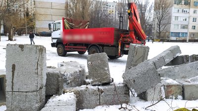 У Харкові демонтували "Стоунхендж" У Харкові демонтували "Стоунхендж"