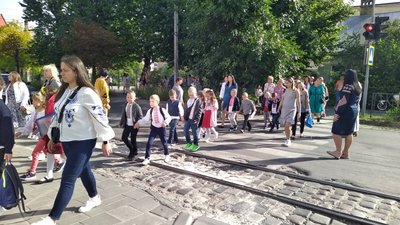 Дітей ведуть в укриття Дітей ведуть в укриття