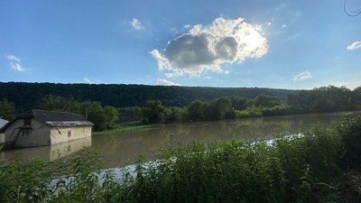 На Монастирищині рятувальники почали відкачувати воду з підтоплених господарств