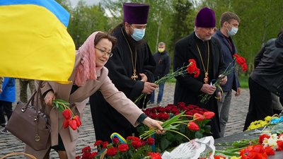 В День пам'яті та примирення у Житомирі поклали квіти до пам'ятних знаків загиблим воїнам В День пам'яті та примирення у Житомирі поклали квіти до пам'ятних знаків загиблим воїнам