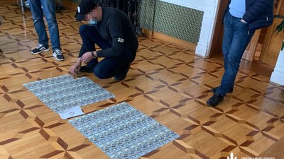 90 тисяч доларів вилучили працівники ДБР під час обшуків на Тернопільщині 90 тисяч доларів вилучили працівники ДБР під час обшуків на Тернопільщині