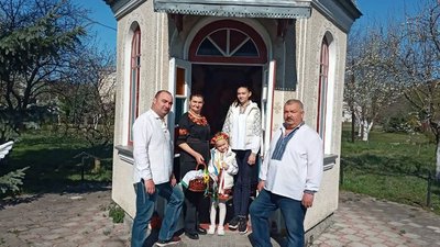 Родина музиканта Миколи Підколодного гаївки виводить на своєму подвір'ї