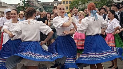 "Свадьбу в Ужгороді" відтворили артисти Закарпатського народного хору "Свадьбу в Ужгороді" відтворили артисти Закарпатського народного хору