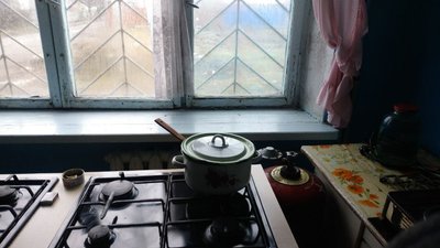 Мешканці відомчого гуртожитку на Херсонщині знову живуть без світла та тепла Мешканці відомчого гуртожитку на Херсонщині знову живуть без світла та тепла
