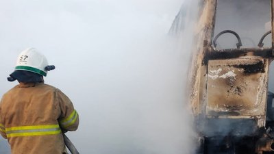На Дніпропетровщині спалахнув автобус, який віз робітників На Дніпропетровщині спалахнув автобус, який віз робітників